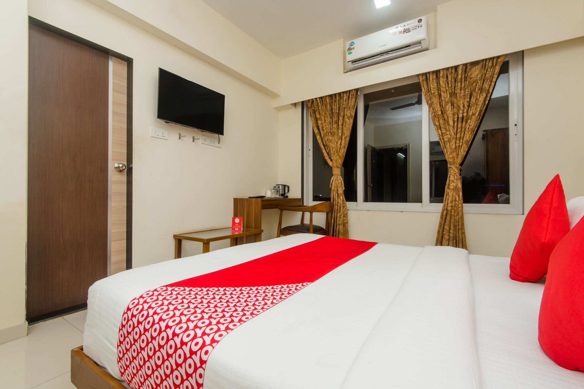 Oyo 11441 Hotel Blue Bells Residency Mumbai Bagian luar foto
